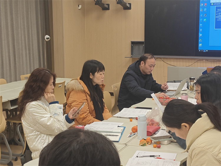 教研员吴春燕老师评课.jpg