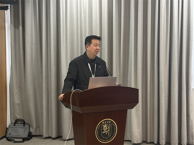 凤栖湖校区校长张鹏讲话.jpg
