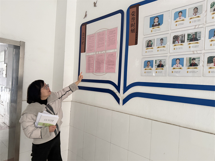 检查校园公告栏.jpg 检查校园公告栏.jpg