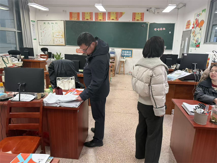 检查教师办公室.jpg 检查教师办公室.jpg