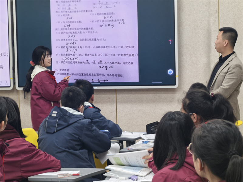 课堂上师生互动 (1).jpg