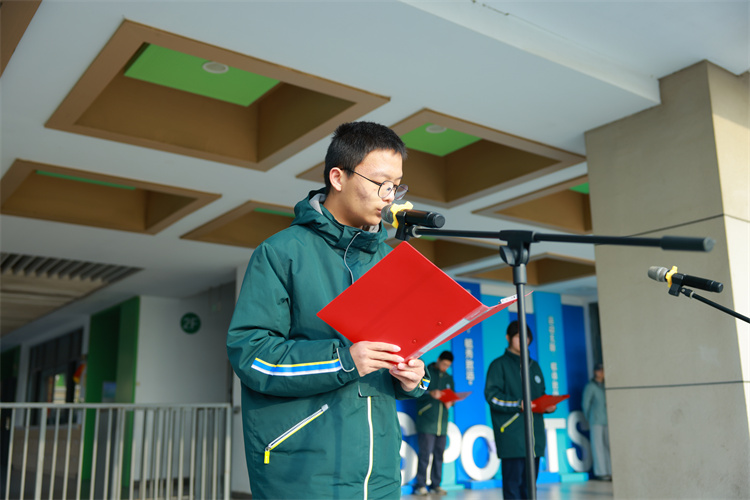 主持人.jpg 主持人.jpg