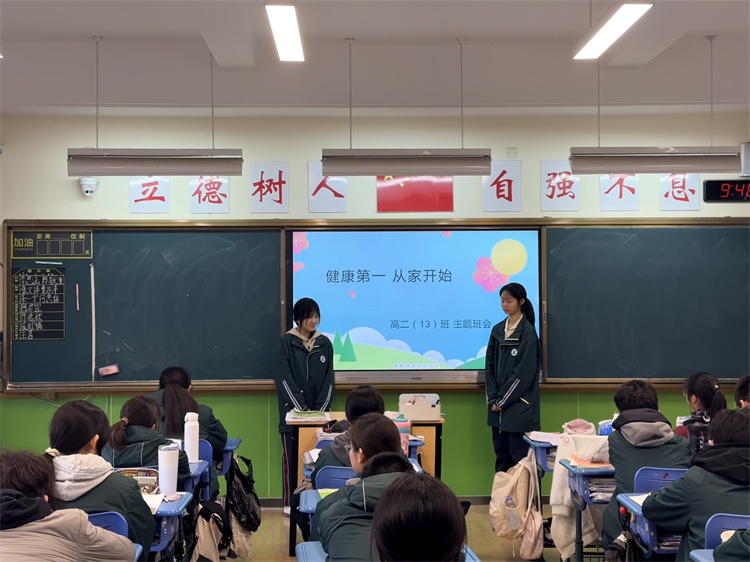 主持人.jpg 主持人.jpg