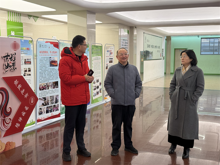 检查校园文化布置1.jpg 检查校园文化布置1.jpg