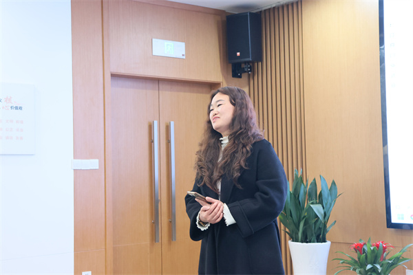 下午研讨:领队老师作总结.jpg 下午研讨:领队老师作总结.jpg