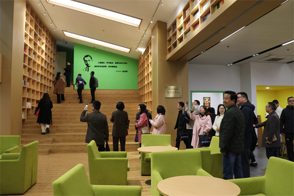 参观图书馆.jpg