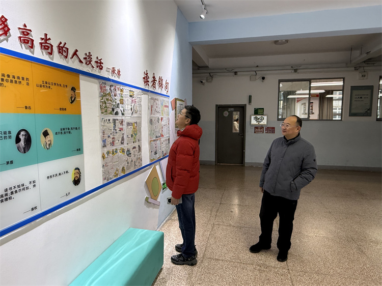 检查校园文化布置.jpg 检查校园文化布置.jpg