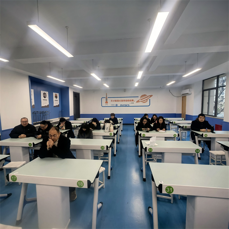 物理组教研.jpg