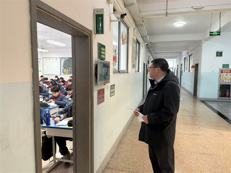 检查电子班牌.jpg 检查电子班牌.jpg