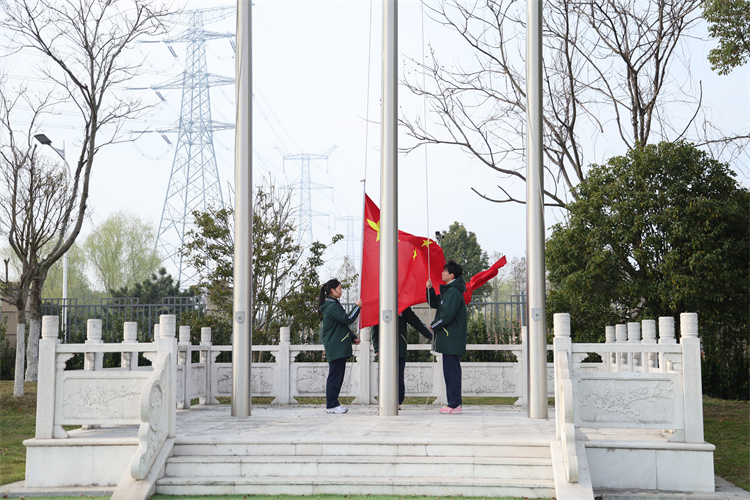 升旗.jpg 升旗.jpg