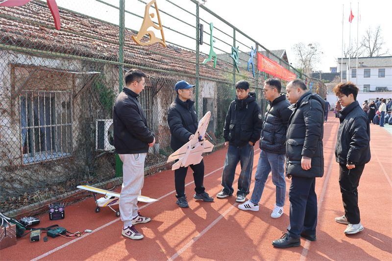 邗江区航空运动协会老师介绍航模.JPG