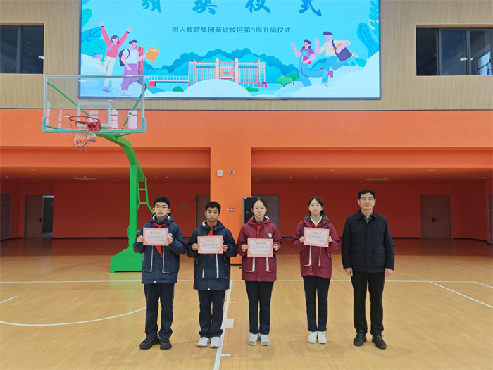 2 朱云峰校长颁奖.jpg