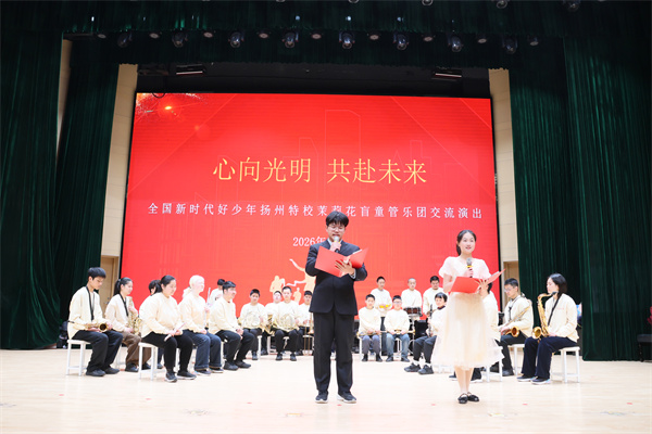 主持人.jpg 主持人.jpg