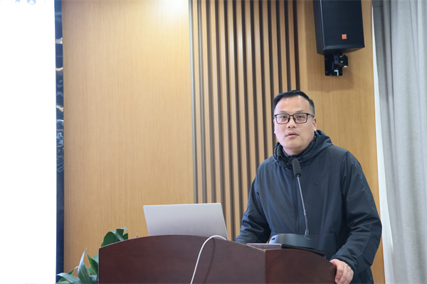 下午研讨:王健老师主持.jpg 下午研讨:王健老师主持.jpg