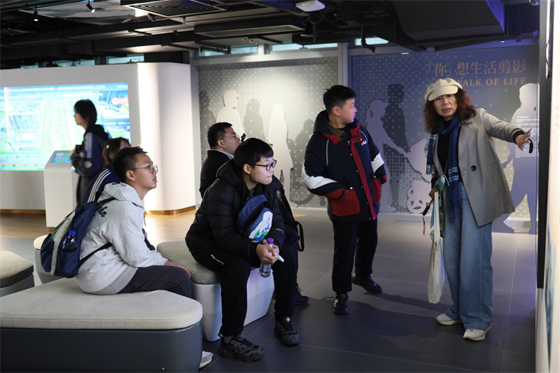 1_1_2 参观香港展城馆2.jpg