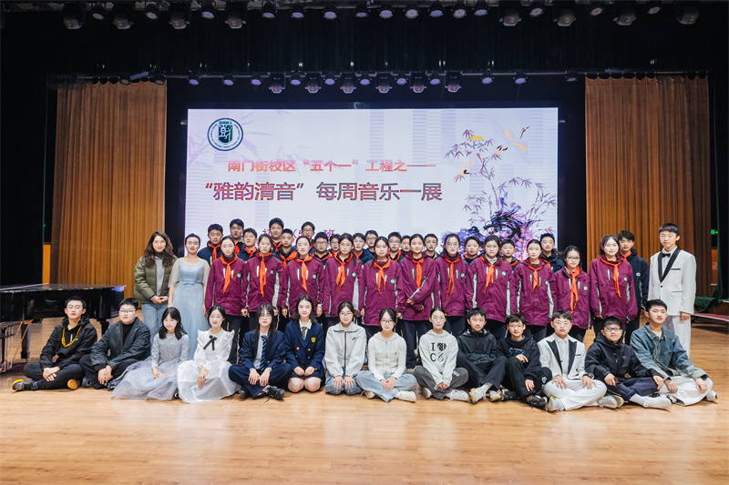 初二5班 合照.jpg