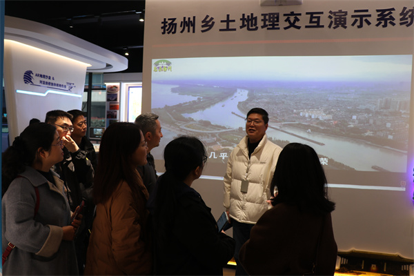 参观智慧地理融合馆.jpg