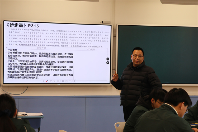 政治组：钮洪生老师课堂风采.jpg