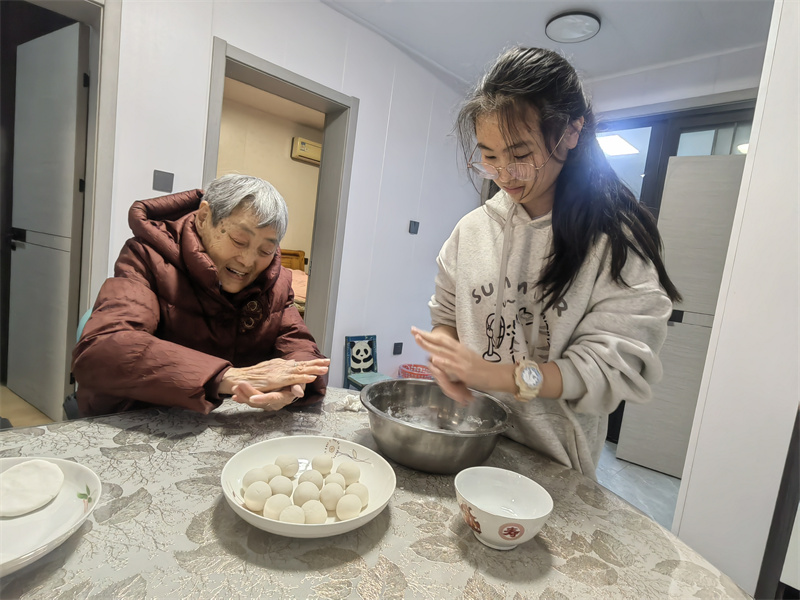 1和奶奶搓汤圆.jpg