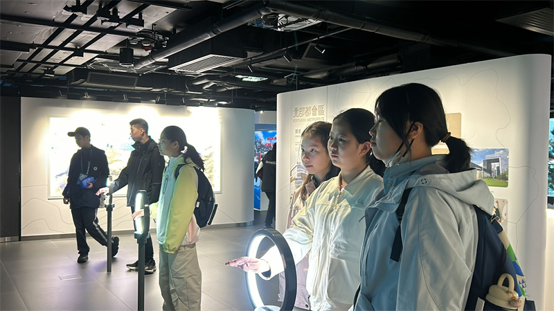 1_1_3 参观香港展城馆3.jpg