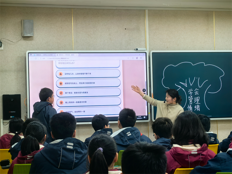 李小梅上课1.png 李小梅上课1.png