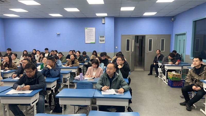 听课教师.jpg 听课教师.jpg