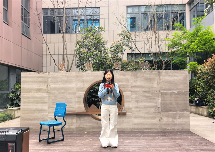 主持人.jpg 主持人.jpg