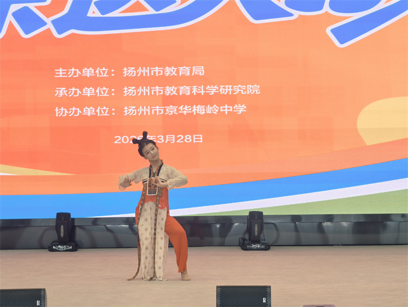 1 南门街校区初一（4）班金玥汐同学独舞《飞鸟髻》荣获市直第一名.jpg