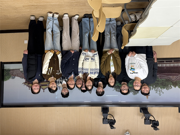 开课老师与扬大学生合影.jpg