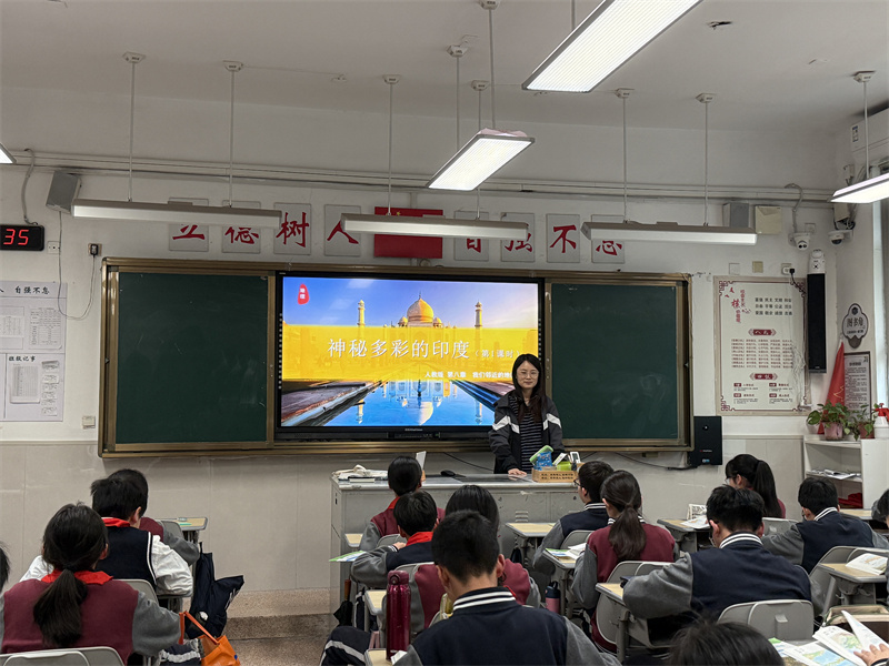 吴小洁老师上课.jpg