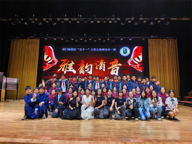 G8C1集体照.jpg G8C1集体照.jpg