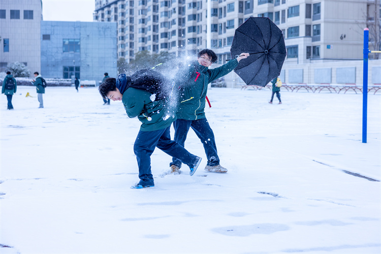 高二6班_侍张楠_冬日一击.jpg 高二6班_侍张楠_冬日一击.jpg