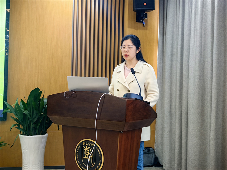 备课组长代表李任老师发言.jpg 备课组长代表李任老师发言.jpg