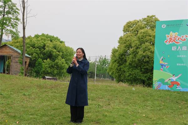 潘学云主任送祝福.jpg