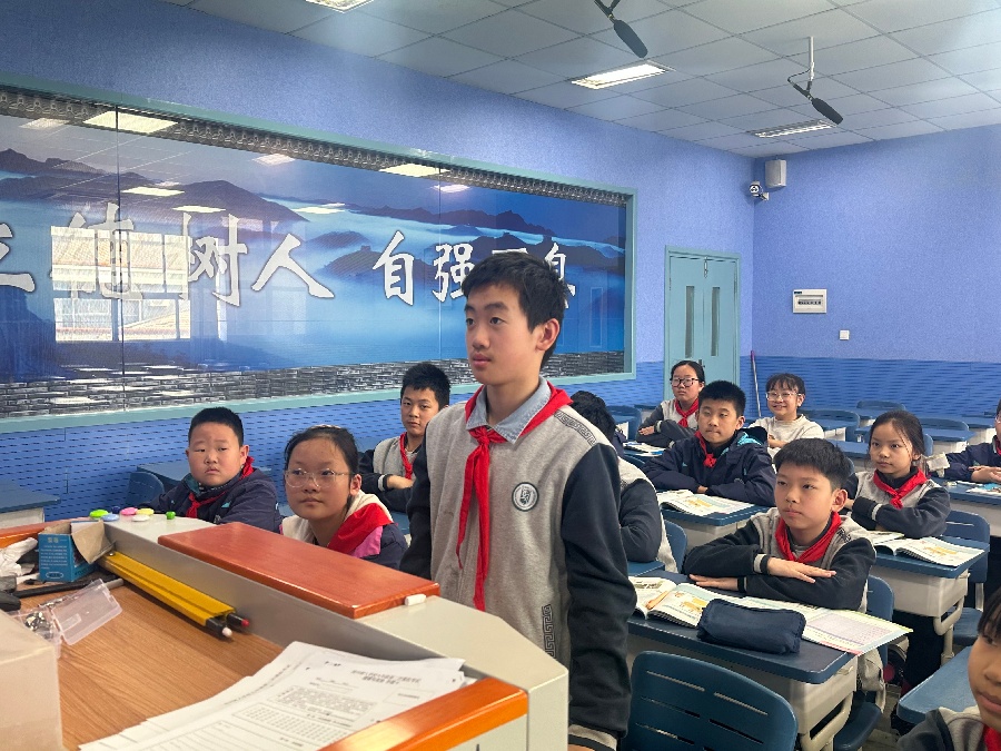 学生回答问题1.jpg