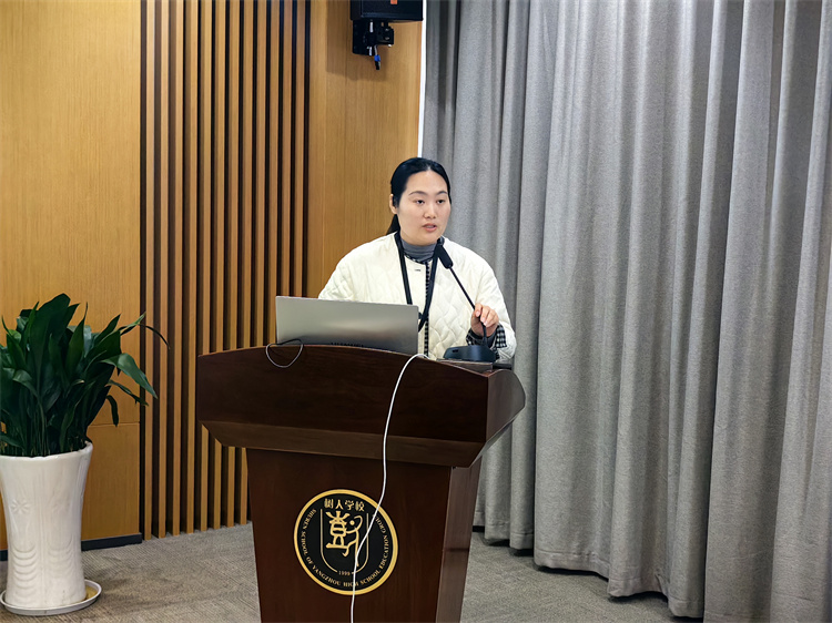 年级组长王菁主持会议.jpg 年级组长王菁主持会议.jpg