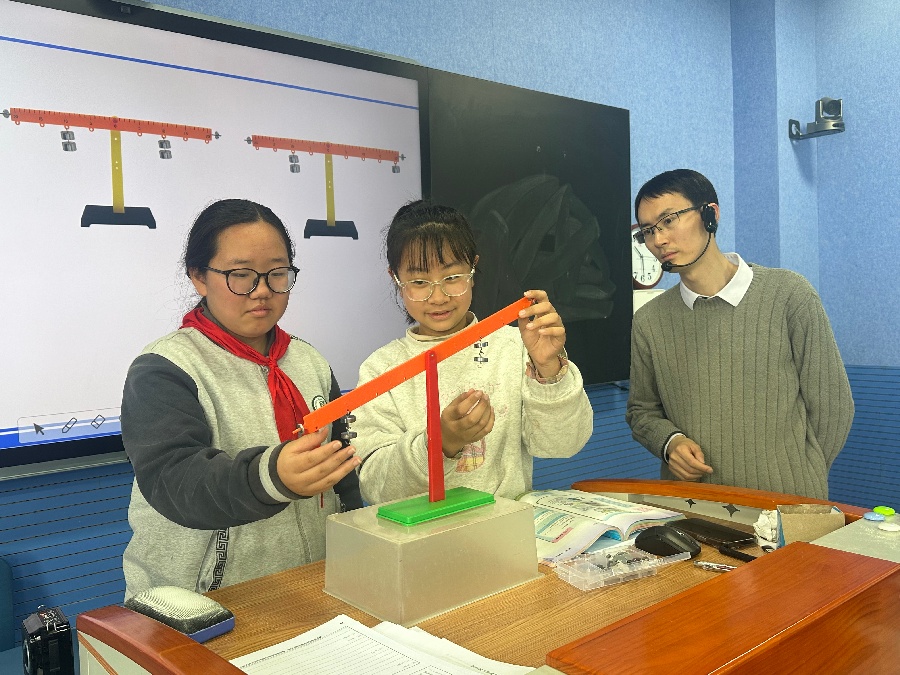 学生合作完成实验.jpg