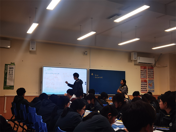 课堂照片3.jpg 课堂照片3.jpg