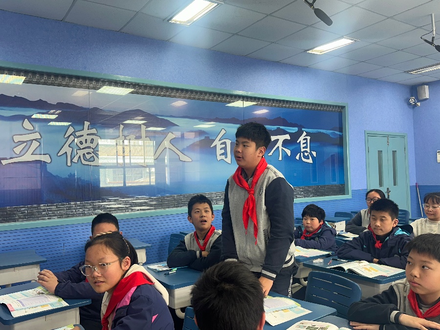 学生回答问题2.jpg