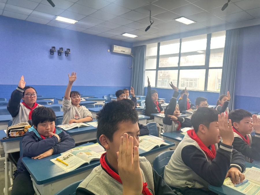 学生举手发言.jpg