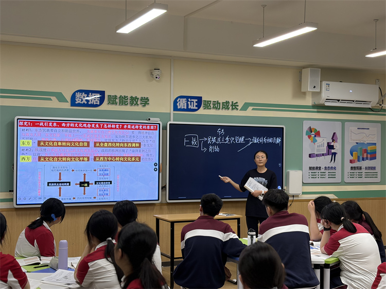 张瑜老师课堂风采.jpg 张瑜老师课堂风采.jpg