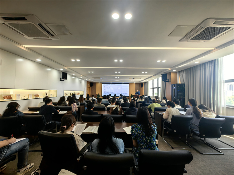 高一全体教师参会2.jpg