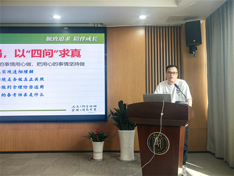 年级组长王健分析成绩.jpg