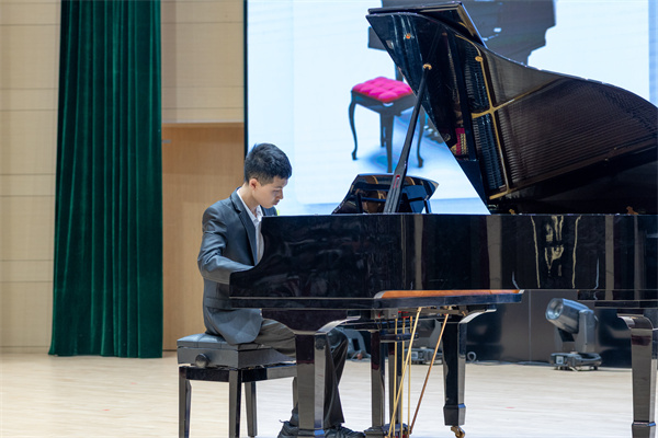刘沐雨同学演奏歌曲《英雄》.jpg