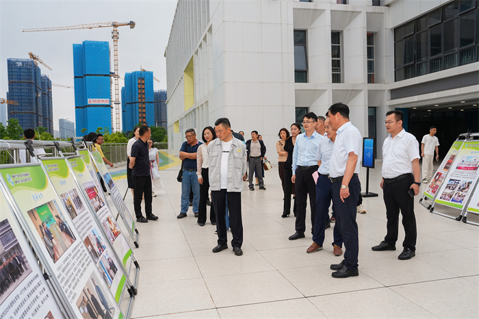 1_1 劳模代表观看学校办学成果展.jpg
