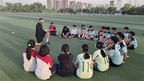 与学生交流.jpg 与学生交流.jpg