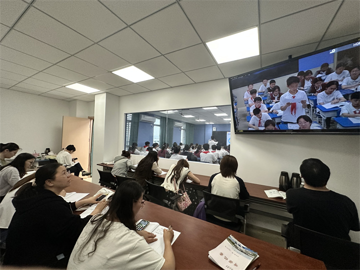 市直学校老师听课.jpg