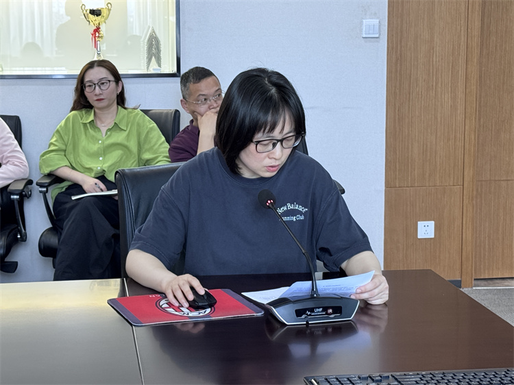 数学备课组长秦咏梅发言.jpg