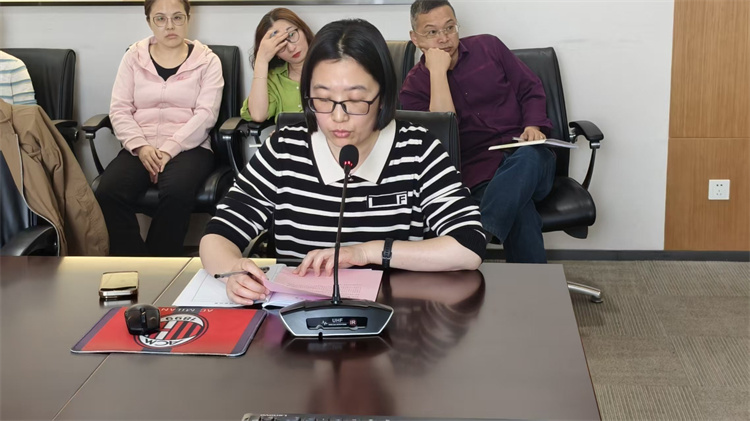 年级组长叶新红主持会议.jpg