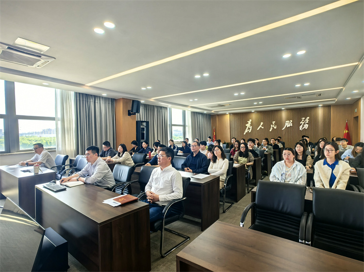 高一全体教师参会1.jpg